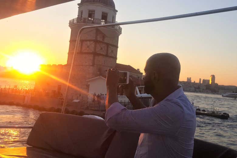 Desfrutando do cruzeiro ao entardecer pelo Bósforo