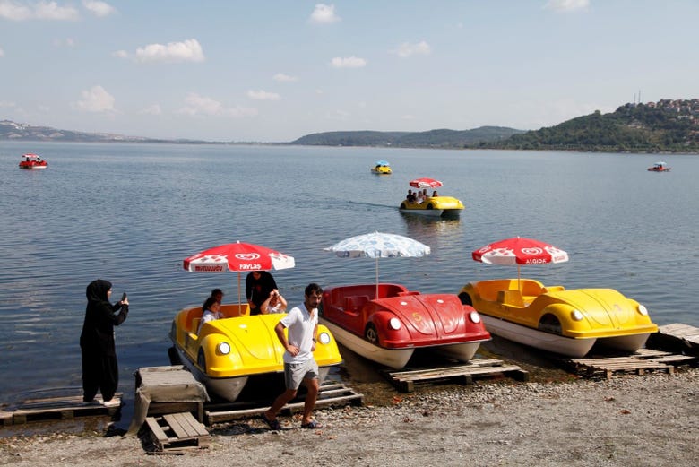 Barcas de pedales en el lago