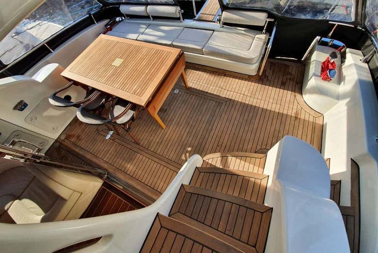 Accès au yacht privé