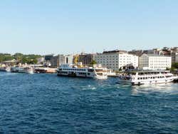 Traghetti sul molo di Eminönü