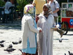 Donne nella piazza di Beyazit