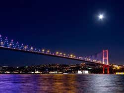Ponte sul Bosforo di notte