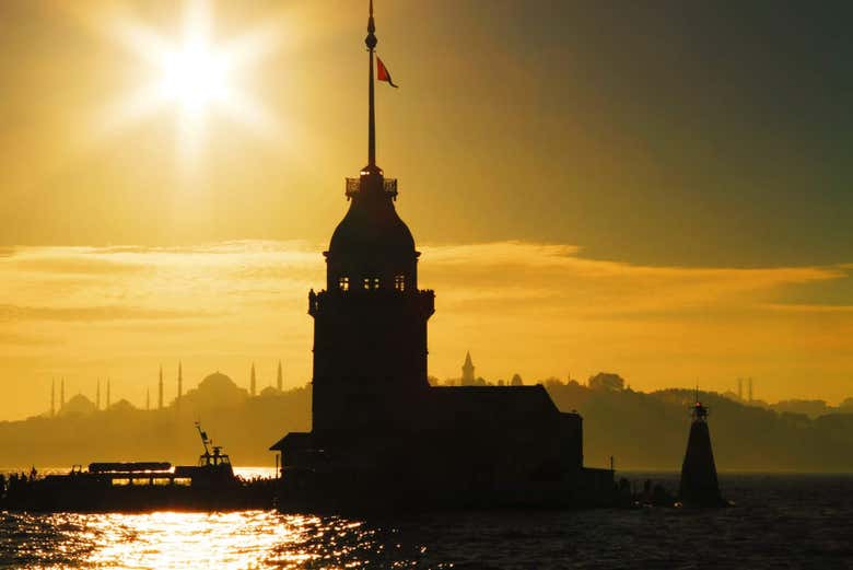 Entardecer sobre a Torre da Donzela