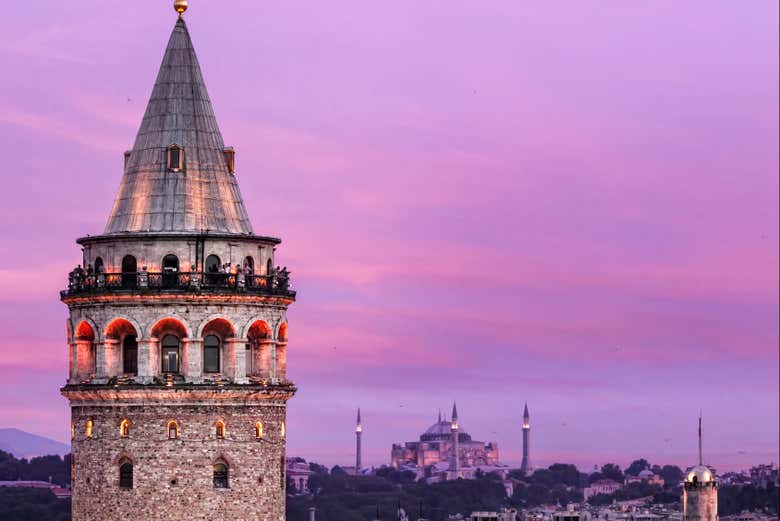 Torre de Gálata al atardecer con la Mezquita Azul al fondo