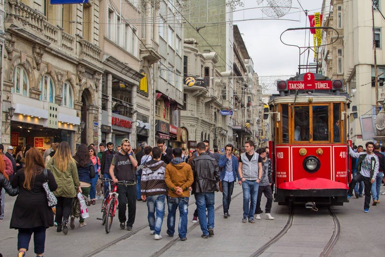 Le tramway parcourant la rue Istiklal