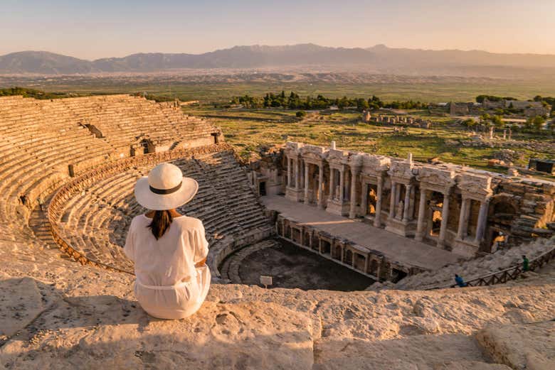 Turista disfrutando del tour por Turquía