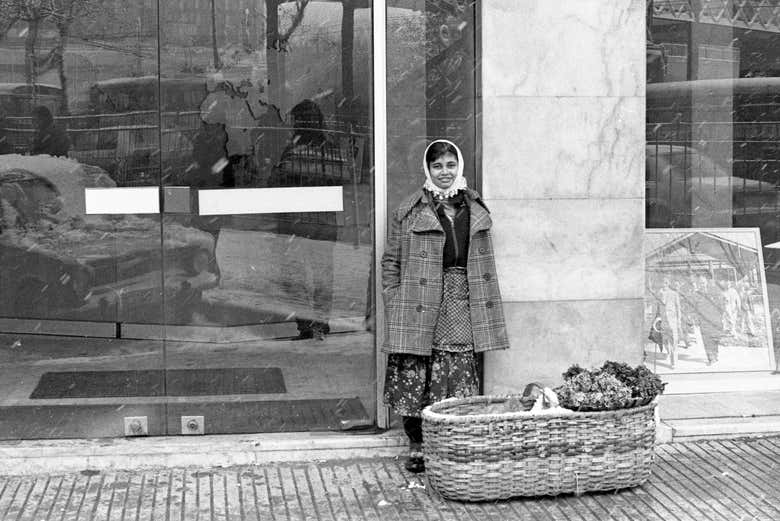 Una donna che vende fiori