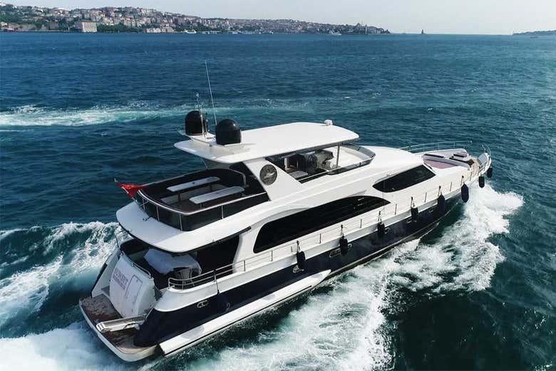 Le bateau sur lequel vous naviguerez sur le Bosphore