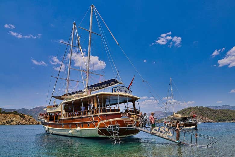 Barco en el que realizaremos la travesía