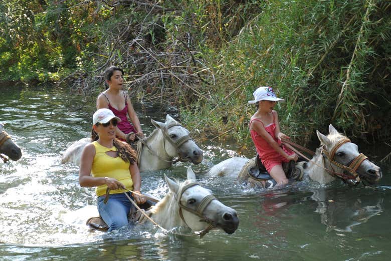 Traversée d'une rivière à cheval