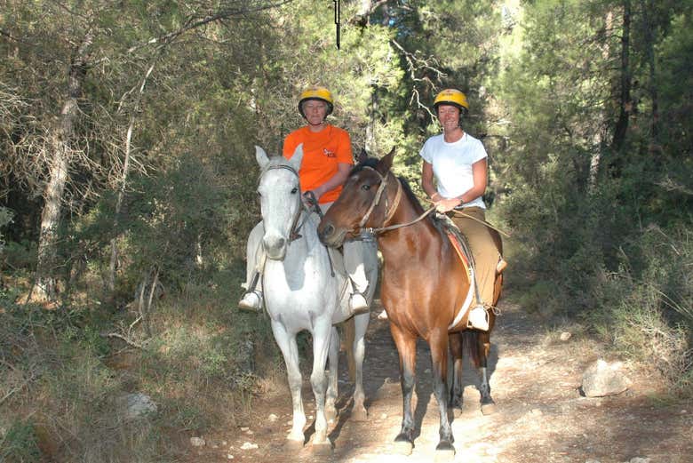 Touristes profitant de la balade à cheval
