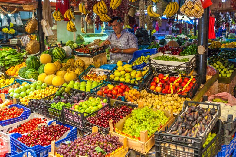 Un des étals de fruits du marché