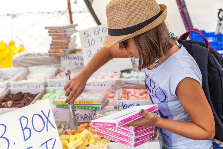 Acheter des sucreries typiques au marché de Fethiye