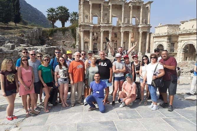 Um grupo de turistas em Éfeso