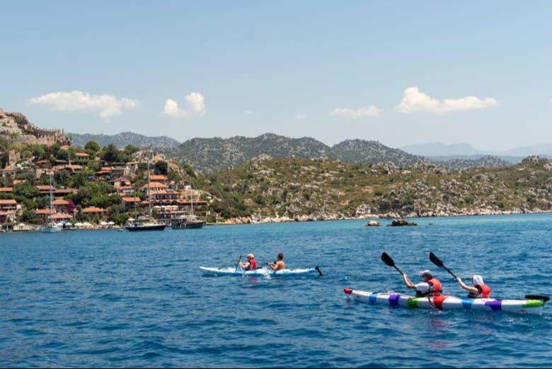 Navigando in kayak lungo il litorale di Kekova
