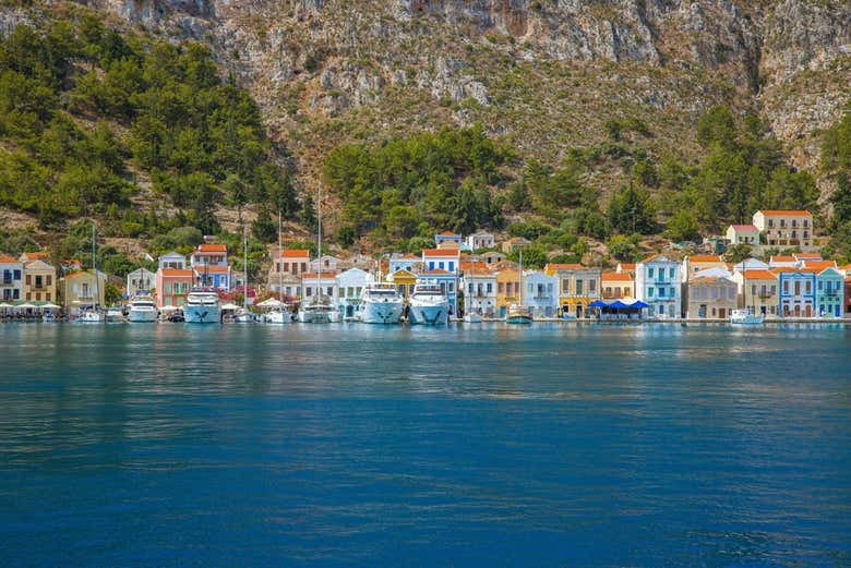 A costa de Kastelorizo se destaca pelas suas casas coloridas