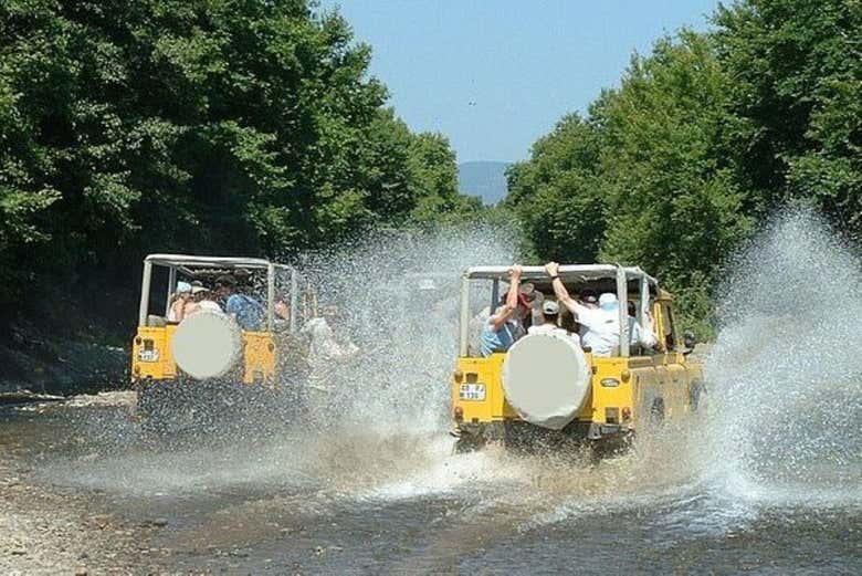 Attraversando il fiume con un fuoristrada