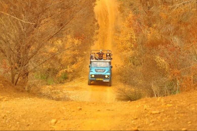 Un 4x4 in una strada sterrata
