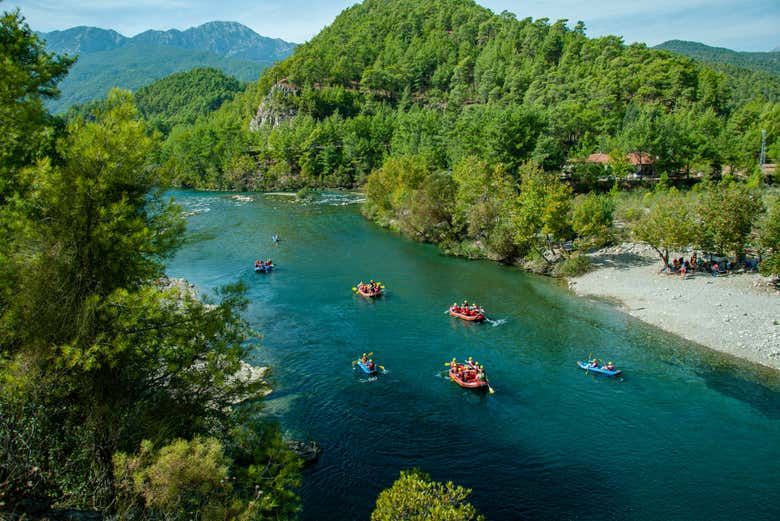 Vue aérienne des bateaux de rafting