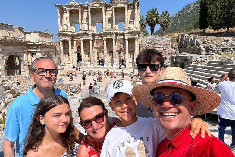 Grupo visitando las ruinas de Éfeso