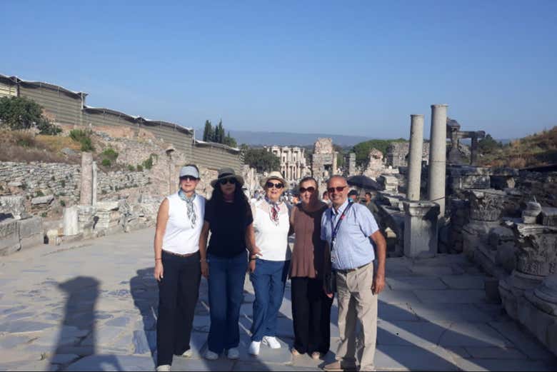 Foto de grupo en las ruinas de Éfeso
