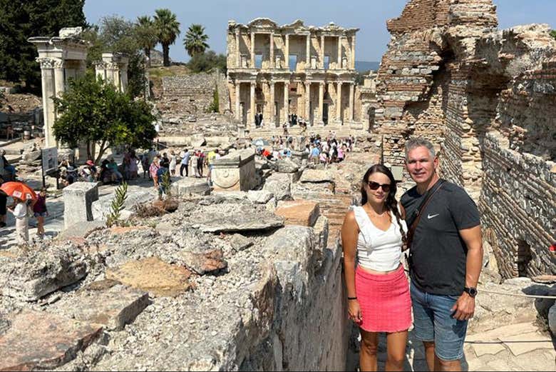 Pareja en las ruinas de Éfeso