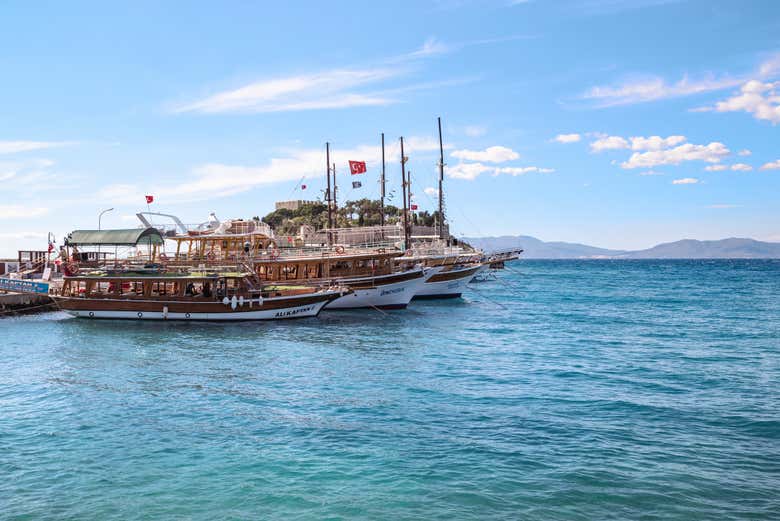 Barcos navegando por Kusadasi