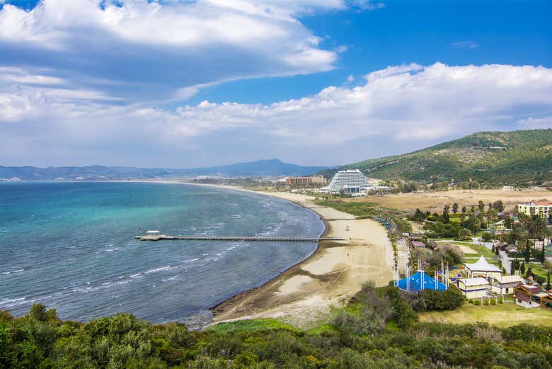 Vista aerea sulla spiaggia di Pamucak