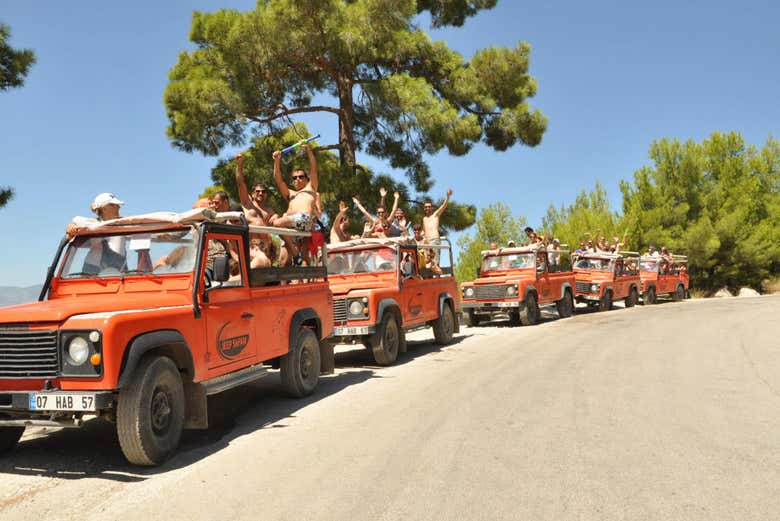 Diferentes 4x4 em uma estrada em Marmaris
