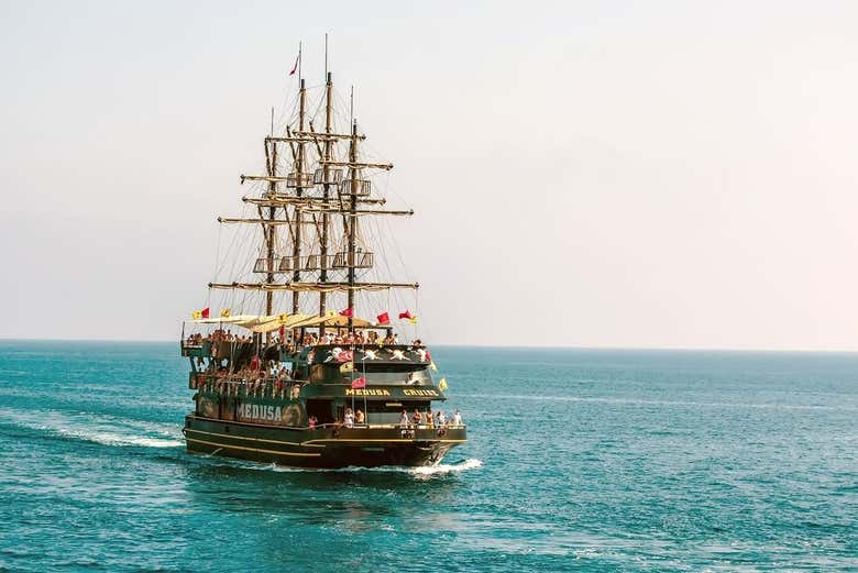 Surcando las costas de Marmaris en barco pirata