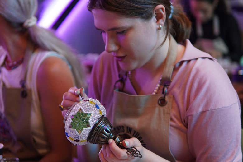 Decorando una lámpara en el taller