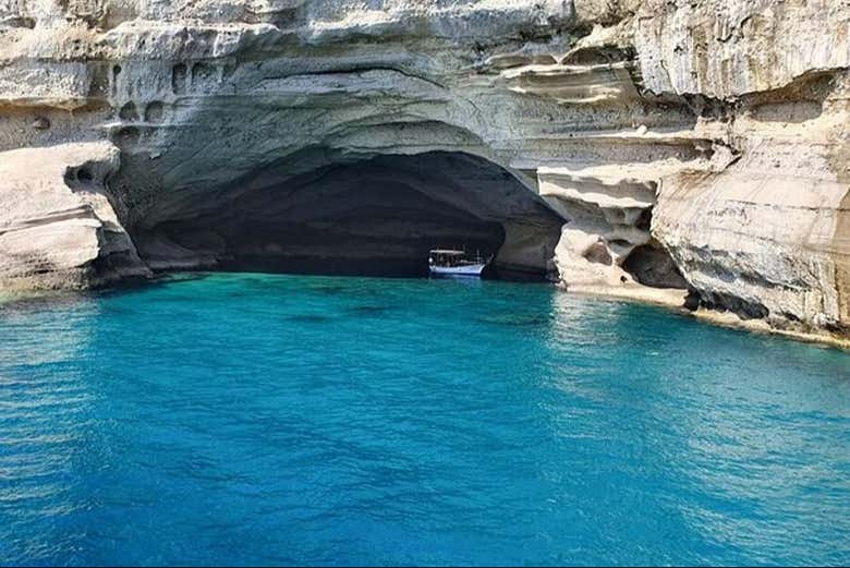 Navegaremos junto a cuevas marinas ocultas
