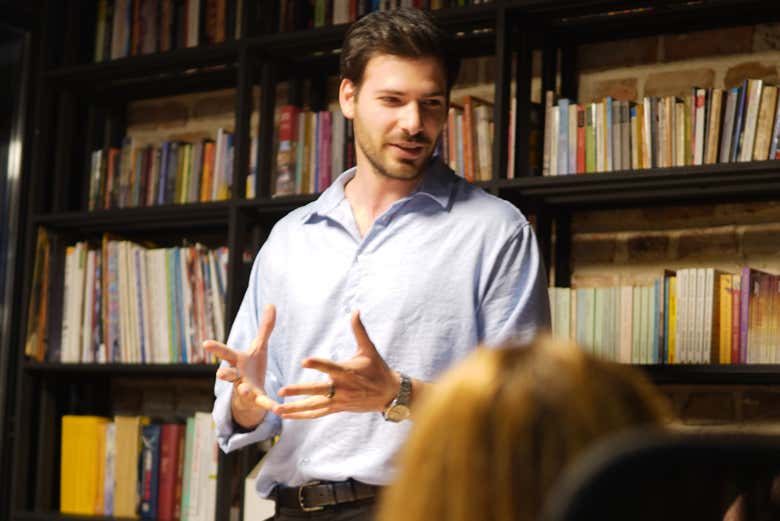 El experto perfumista explicando el taller