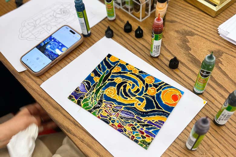 Veremos como poco a poco el dibujo cobra vida en el vidrio