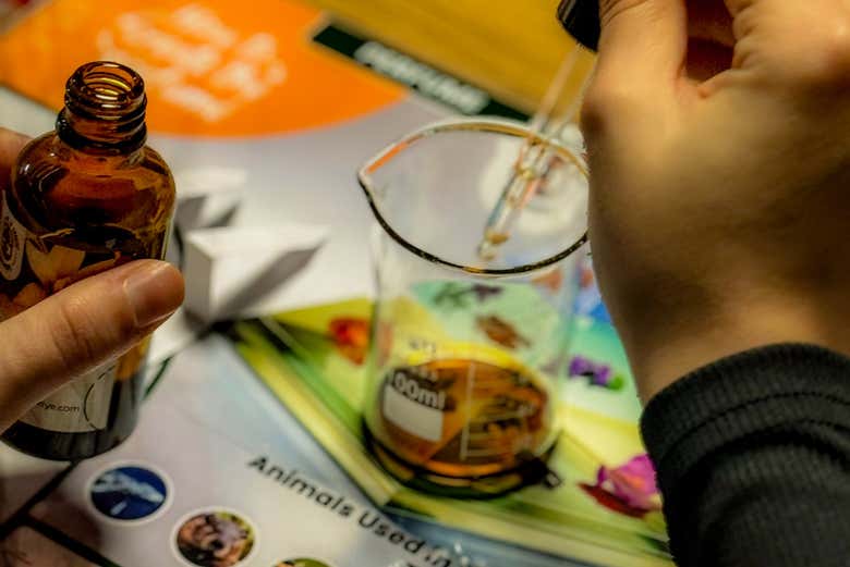 Mezclando los olores para el perfume