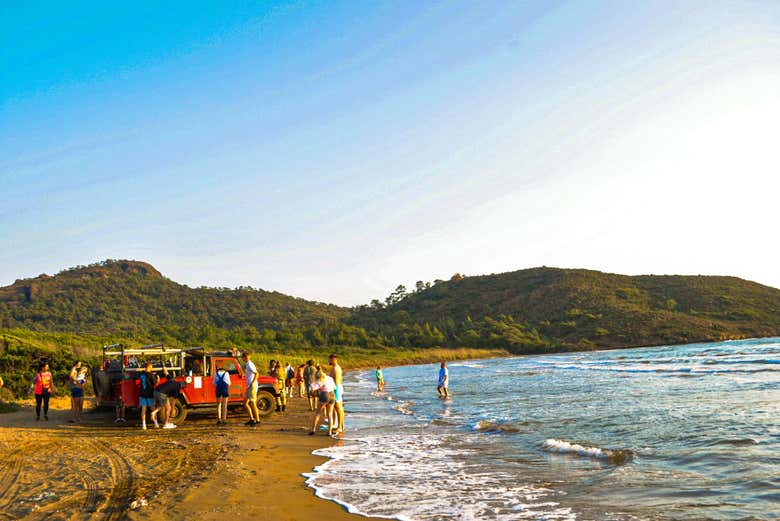 A praia de Marmaris sob as primeiras luzes do entardecer