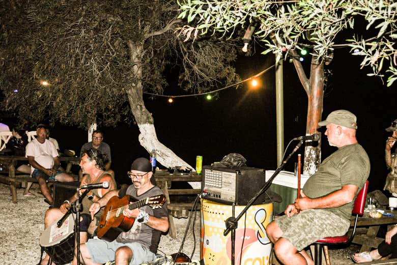 Você ouvirá música ao vivo na praia