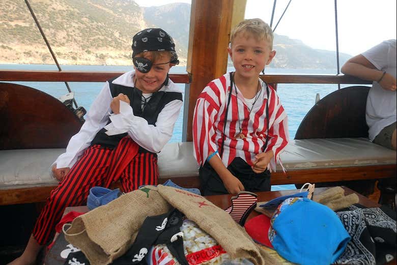 Les enfants profitent de la croisière sur le bateau pirate