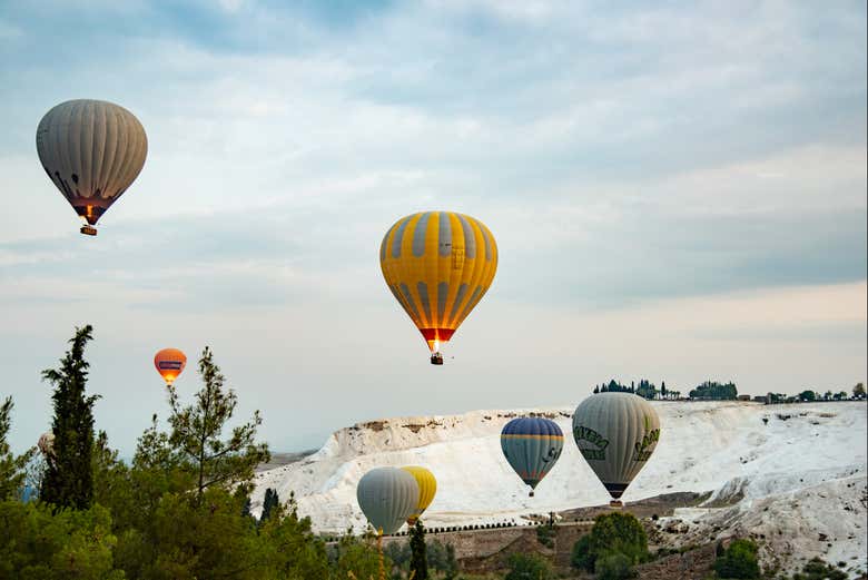 Voo do balão sobre Pamukkale