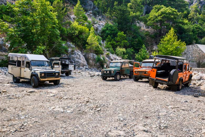 Véhicules 4x4 prêts pour l'excursion