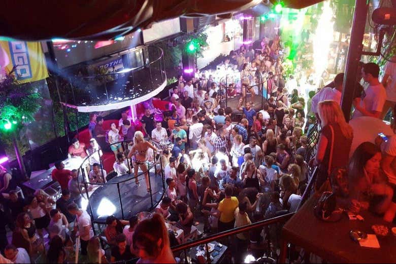 Disfrutando del ambiente nocturno de Alanya