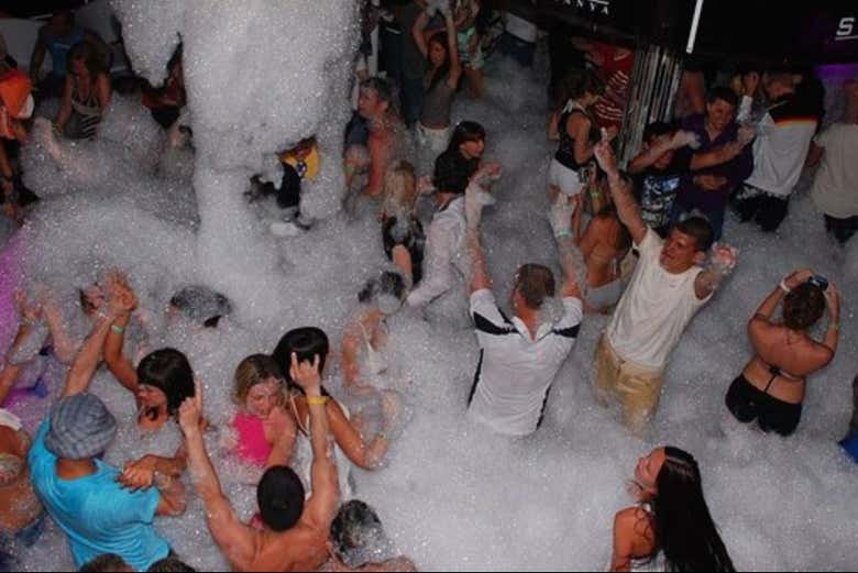 Disfrutando de la fiesta de espuma