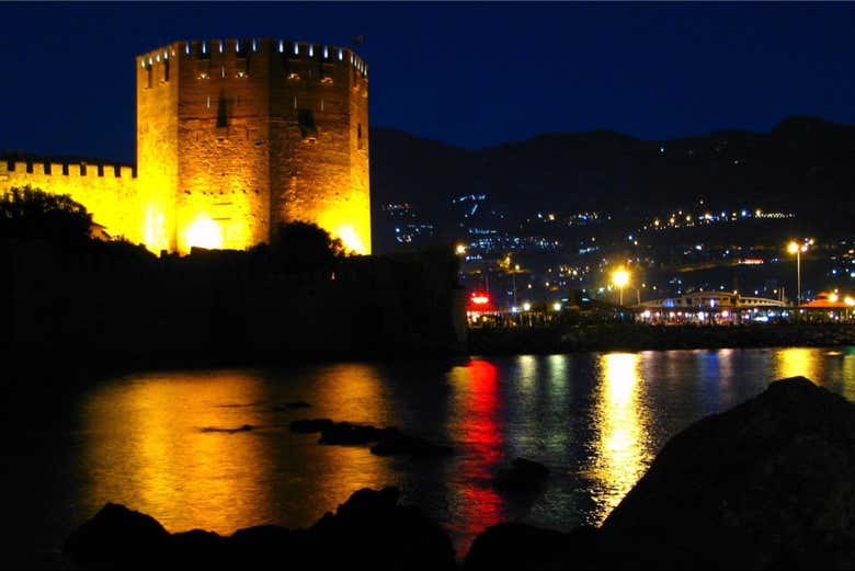El imponente castillo de Alanya iluminado