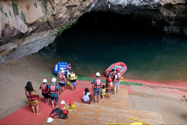 Tutto pronto per il giro in barca nella grotta di Altinbesik