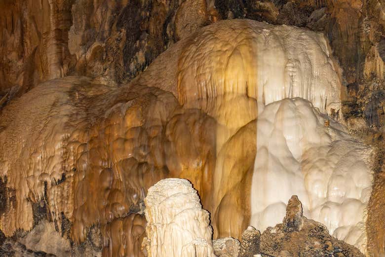 Stalagmiti nella grotta di Altinbesik