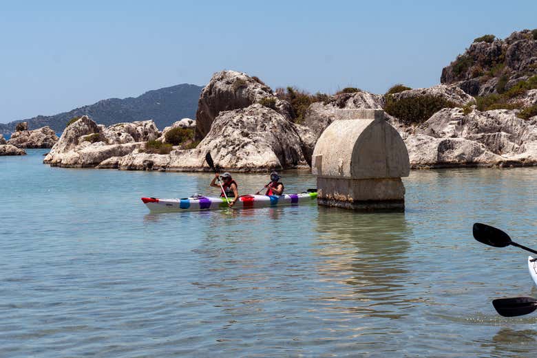 Remando por las aguas de Kekova