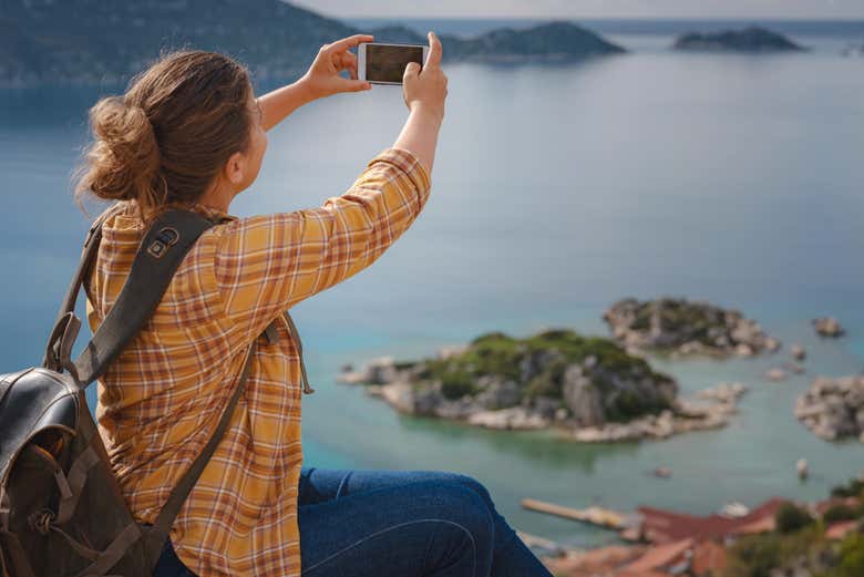 Una turista fotografiando las vistas