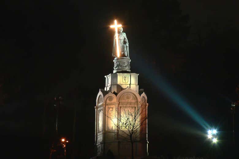Colina de San Volodymyr iluminada