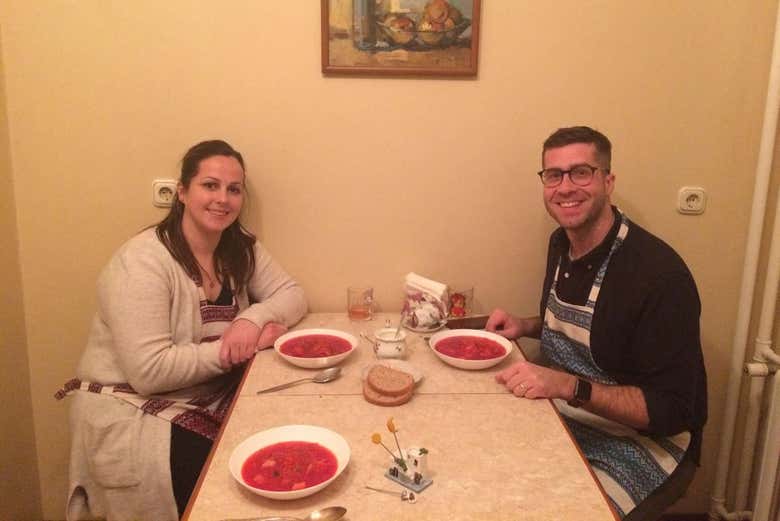 Pareja comiendo borsch