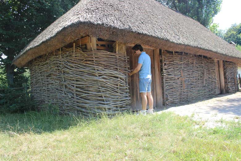 Entrando em uma cabana no Museu de Pirogovo